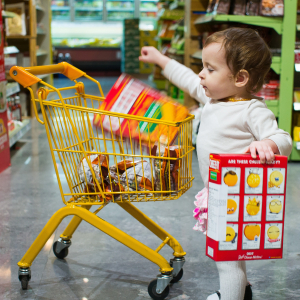 Kindje doet boodschappen