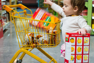 Kindje doet boodschappen